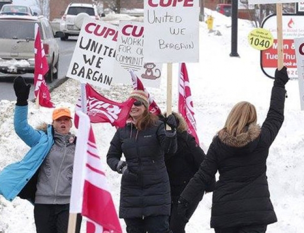 Striking workers at the Canadian Hearing Society take to the airwaves with new radio ad