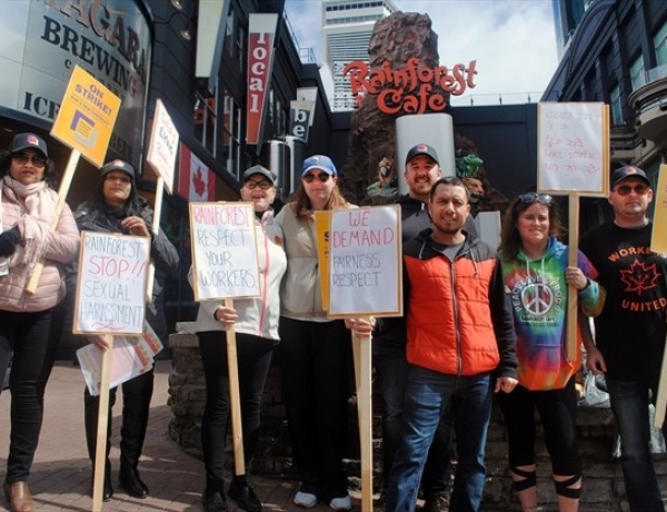 Rainforest Café workers on strike in Niagara Falls